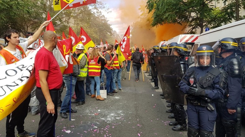 Manifestation tendue des métallos, venus défendre une convention collective à Paris (IMAGES)