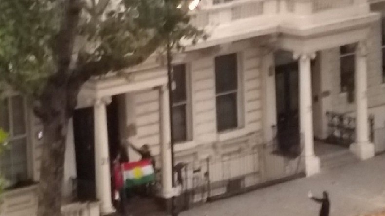 Des manifestants pro-kurdes s'en prennent à l'ambassade d'Irak au Royaume-Uni (IMAGES)