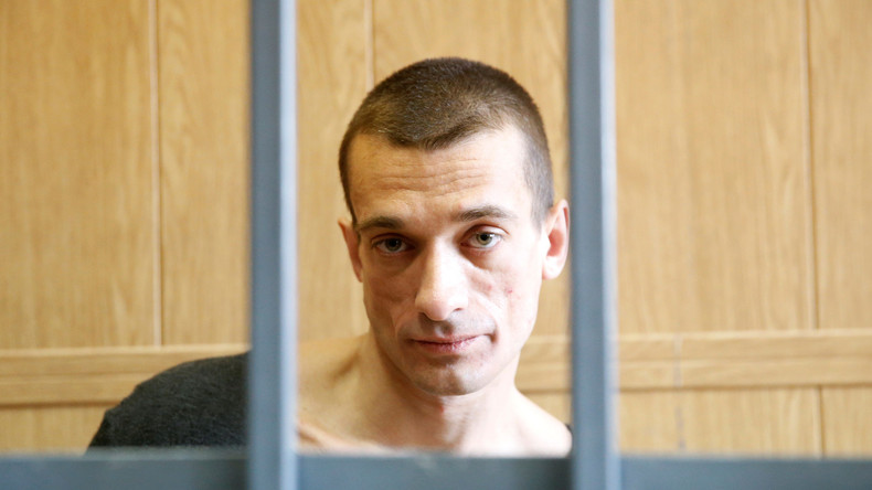 Pavlenski, l'artiste russe qui a incendié la Banque de France, aurait été interné en psychiatrie
