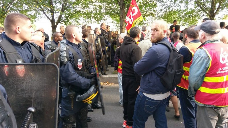 «Les fainéants sont dans la rue !» : Macron hué en marge de sa visite d'une crèche (VIDEOS)