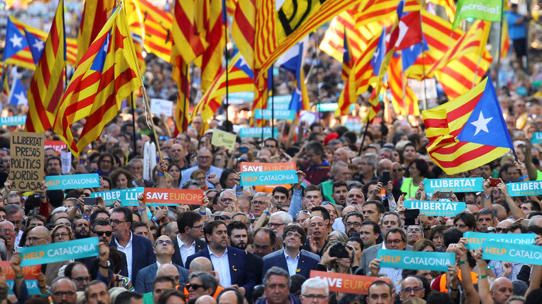 Manifestation monstre à Barcelone, après la décision de révoquer le gouvernement catalan (IMAGES)