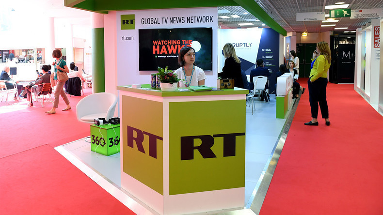 Une ONG liste 2 327 invités de RT, les qualifiant d'«idiots utiles qui sapent la démocratie»