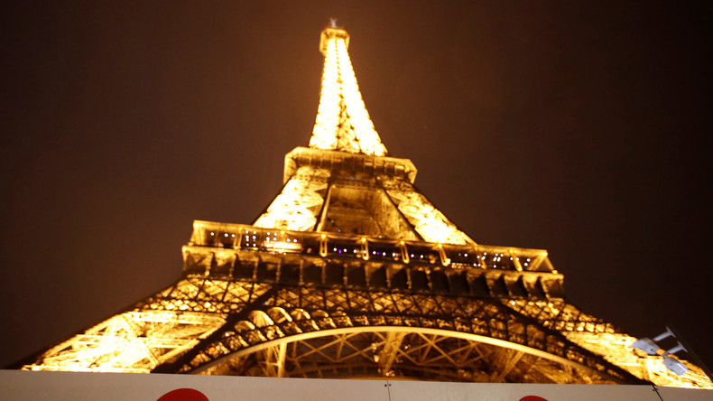 Frayeur chez les Parisiens : un feu d'artifice à la tour Eiffel inquiète Twitter