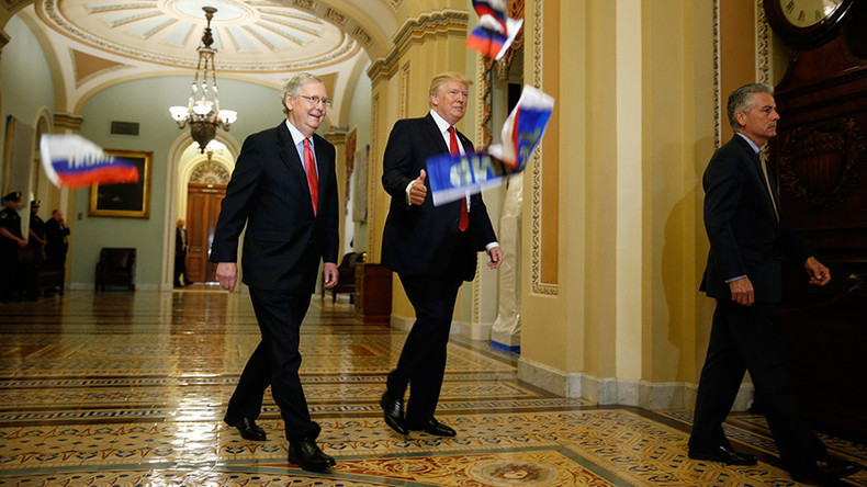 Un homme interpelle Trump avec des drapeaux russes pour dénoncer ses prétendus liens avec Moscou