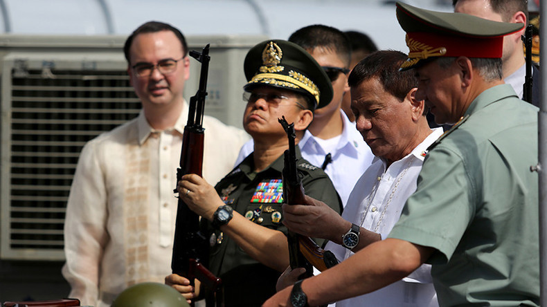 Le président philippin Duterte reçoit en personne 5 000 kalachnikov vendus par la Russie (IMAGES)