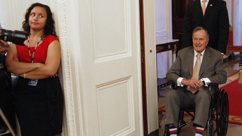 «Il m'a touchée par derrière depuis sa chaise roulante» : Bush père accusé d'agression sexuelle