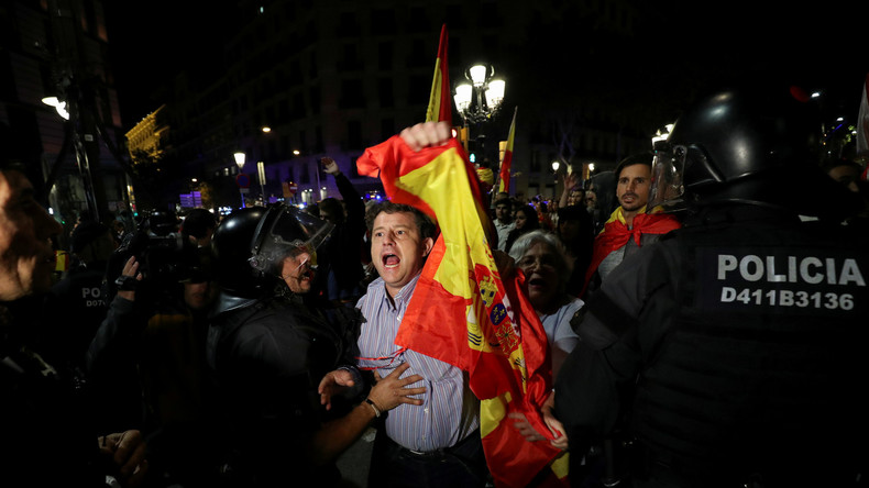 La Catalogne se réveille sous tutelle de Madrid, dans une Espagne fracturée