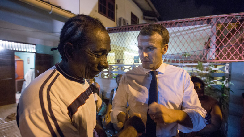 «J'ai encore du nez !» : quand Macron tance gentiment des fumeurs de cannabis à Cayenne (VIDEO)