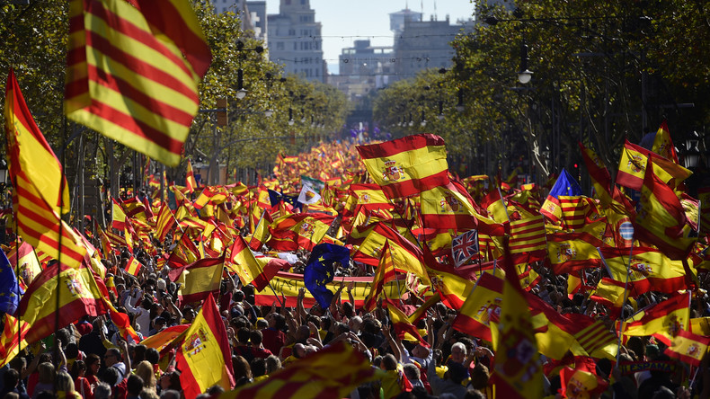 Majorité silencieuse ? 300 000 personnes manifestent à Barcelone pour l'unité de l'Espagne (IMAGES)