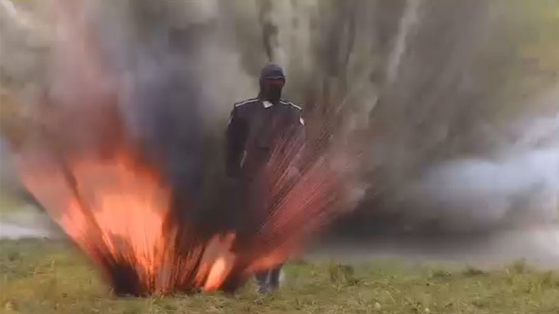 Une cascadeuse russe déambule au milieu des explosifs pour tester une combinaison (VIDEO)