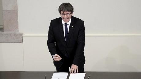 Le président de la Catalogne signe une déclaration d'indépendance, mais la suspend