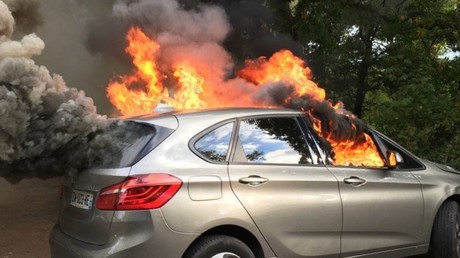 Opération «chasse aux DRH» : débordements et voitures brûlées au bois de Boulogne (IMAGES)