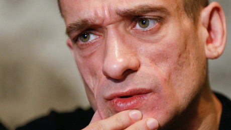 L'artiste russe Piotr Pavlenski, dissident du «régime» français ?