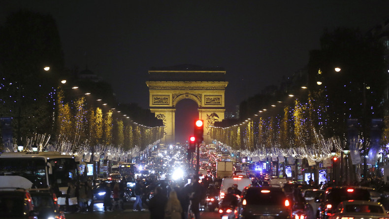 Marché clandestin sur les Champs-Elysées : la police et les forains s'opposent (PHOTOS)