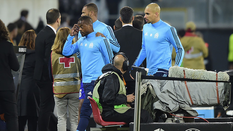 Carton rouge ! Patrice Evra exclu après un high kick... sur un supporter