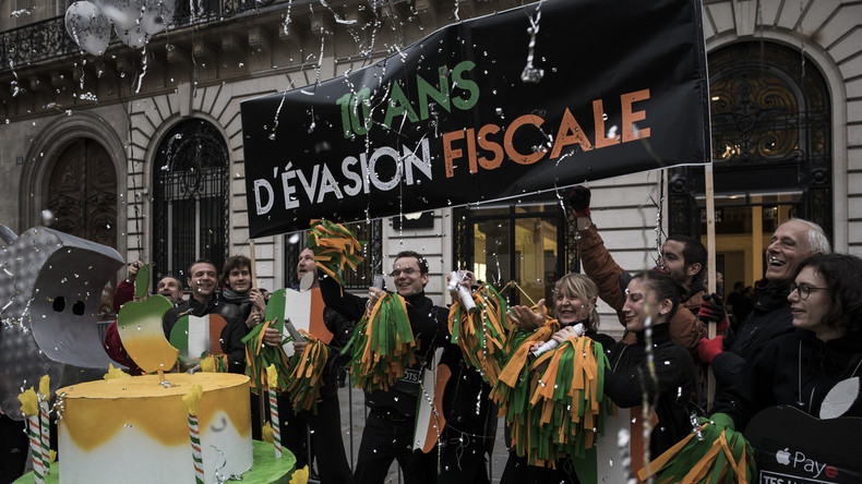 Pommes pourries et gâteau d'«anniversaire de l'évasion fiscale»: Attac s'en prend à Apple (IMAGES)