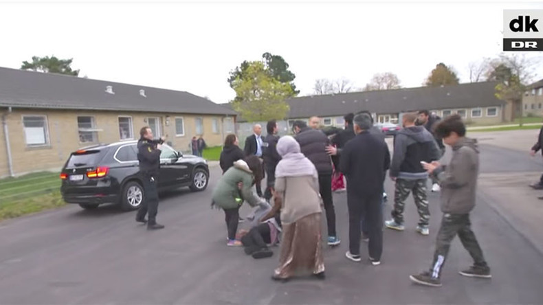Face à 40 migrants furieux, la ministre danoise de l'Intégration fuit un centre de rétention (VIDEO)