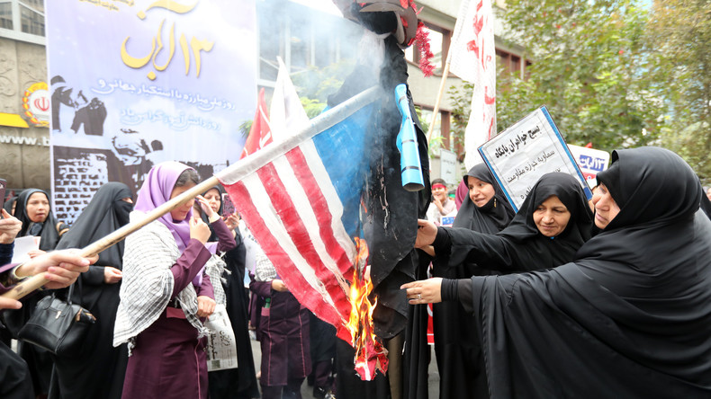 «Mort à l'Amérique» : des milliers d'Iraniens manifestent à Téhéran contre les USA de Trump (PHOTOS)
