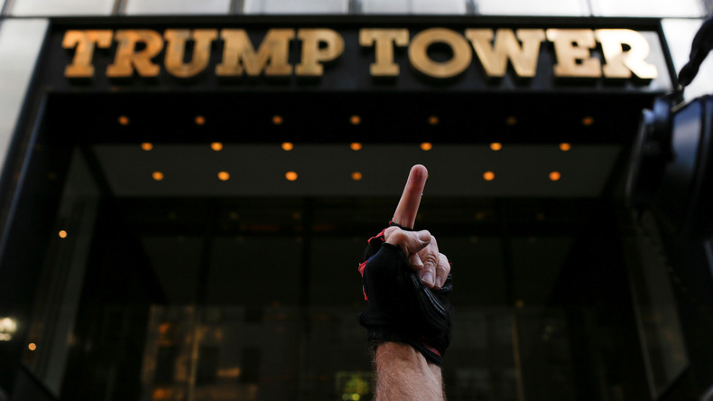 Une femme fait un doigt d'honneur au passage de Donald Trump, puis se fait licencier