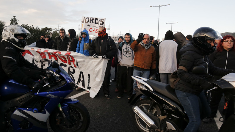 Les routes et voies ferrées en Catalogne paralysées par des indépendantistes (IMAGES)