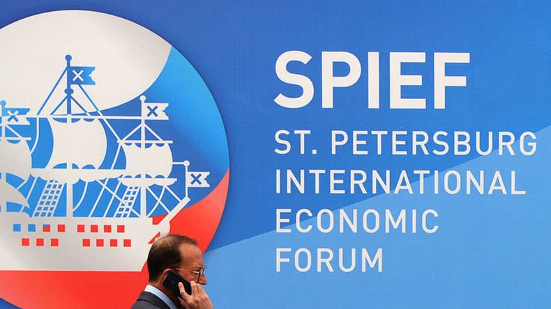 Paris et Moscou souhaitent accroître leurs échanges commerciaux lors du Forum de St-Pétersbourg 2018