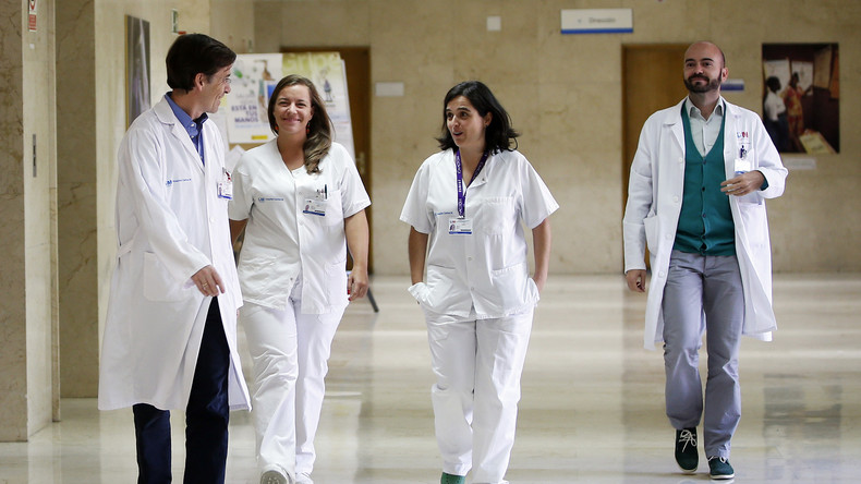 «Traditions malsaines» ? Les fresques des salles de garde d'hôpital menacées de disparition (18+)