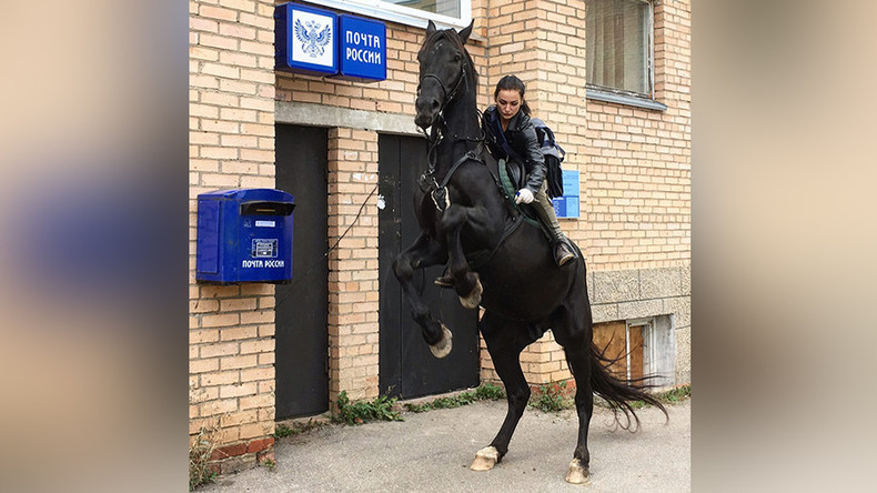 Une factrice à cheval russe sera le visage en Chine du site de commerce AliExpress (IMAGES)