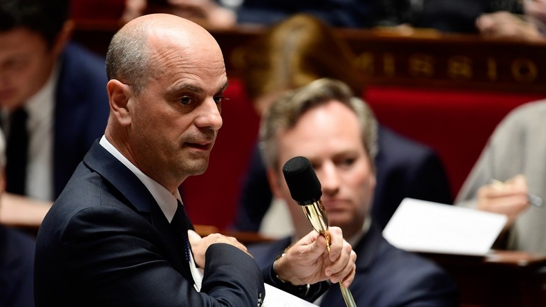 Le ministre de l'Education applaudi lorsqu'il s'oppose vivement à l'écriture inclusive