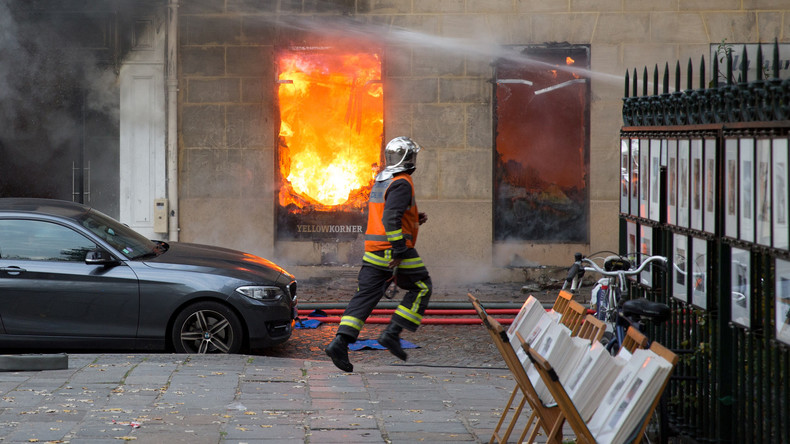 Incendie spectaculaire en plein Paris à Saint-Germain-des-Prés : sept blessés (IMAGES)