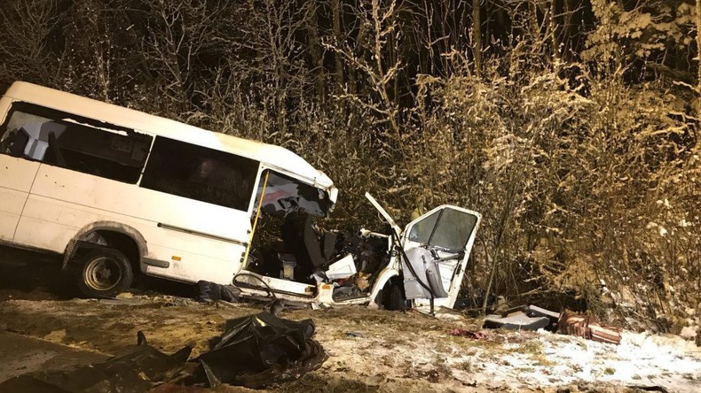 Russie : 15 morts dans une collision entre un minibus et un poids lourd (IMAGES)