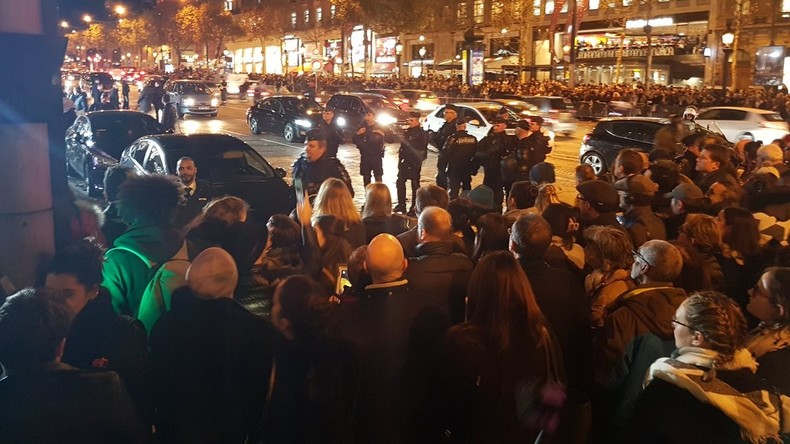 Privés de marché de Noël sur les Champs, les forains accueillent Hidalgo avec des huées (VIDEOS)