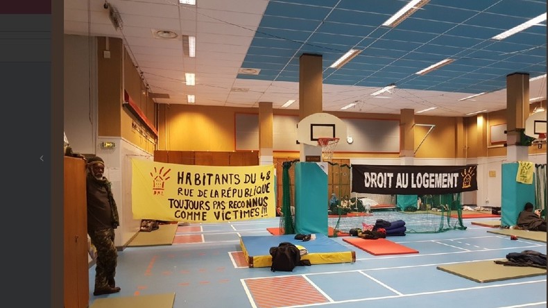 Des mal logés, dont les sinistrés de l’assaut de Saint-Denis, squattent un gymnase près de l'Elysée