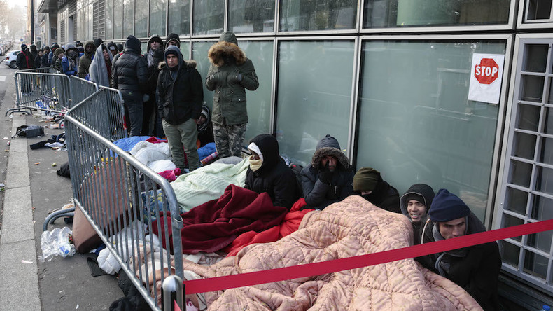 Pour le Sénat, Macron ne se donne pas les moyens de sa politique migratoire