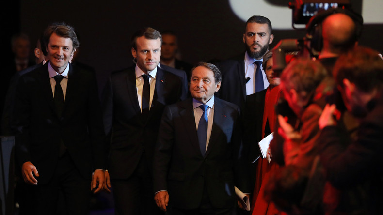 Emmanuel Macron accueilli par un concert de sifflets et de huées au Congrès des maires