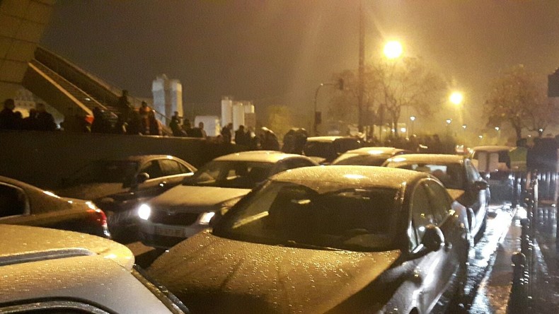 Une centaine de VTC manifestent à Paris pour réclamer l'application stricte de la loi (PHOTOS)