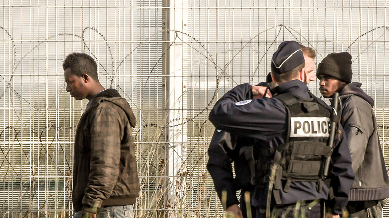 6-mois-ferme-pour-policier-gifle-migrant