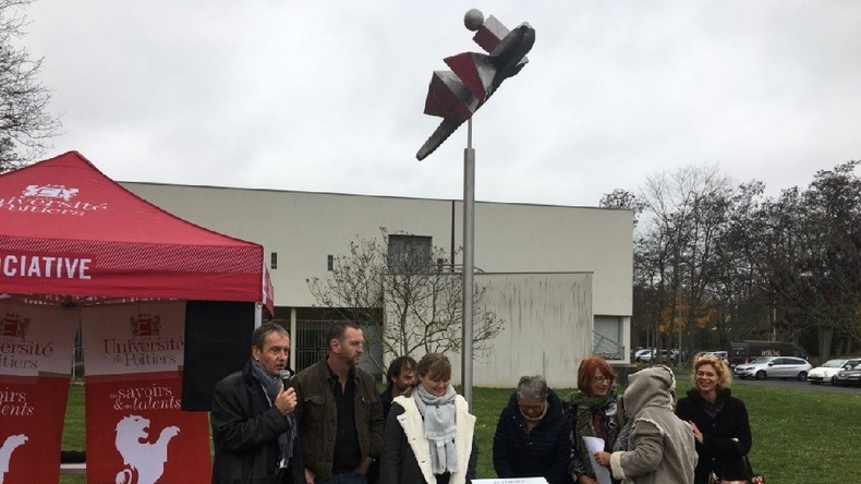 installation-d-statue-clitoris-geante