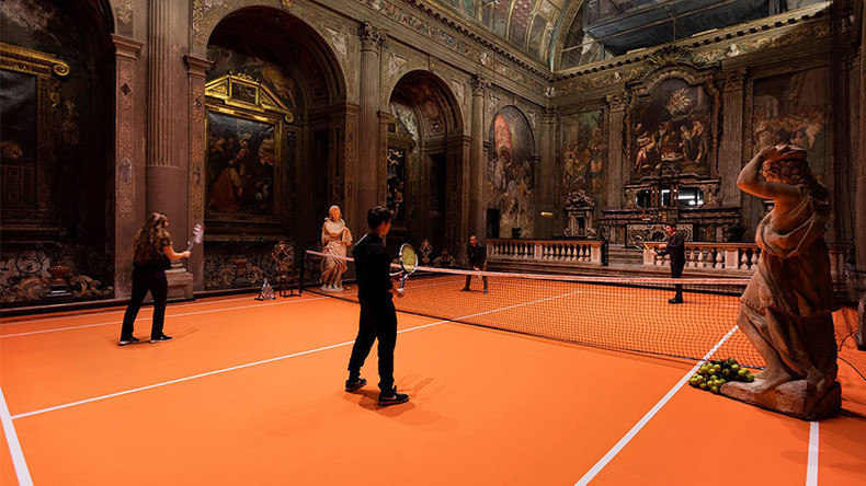 Jouer au tennis dans une église du XVIe siècle ? «Tout le monde devrait essayer» (VIDEO)