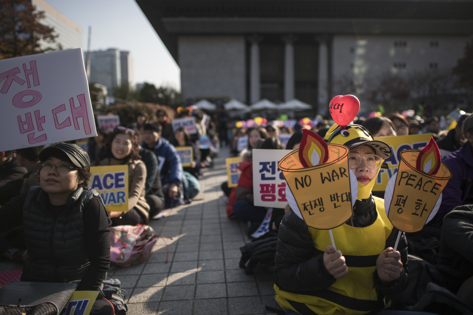 «Nous sommes contre la guerre !» Des milliers de Sud-Coréens manifestent contre la visite de Trump