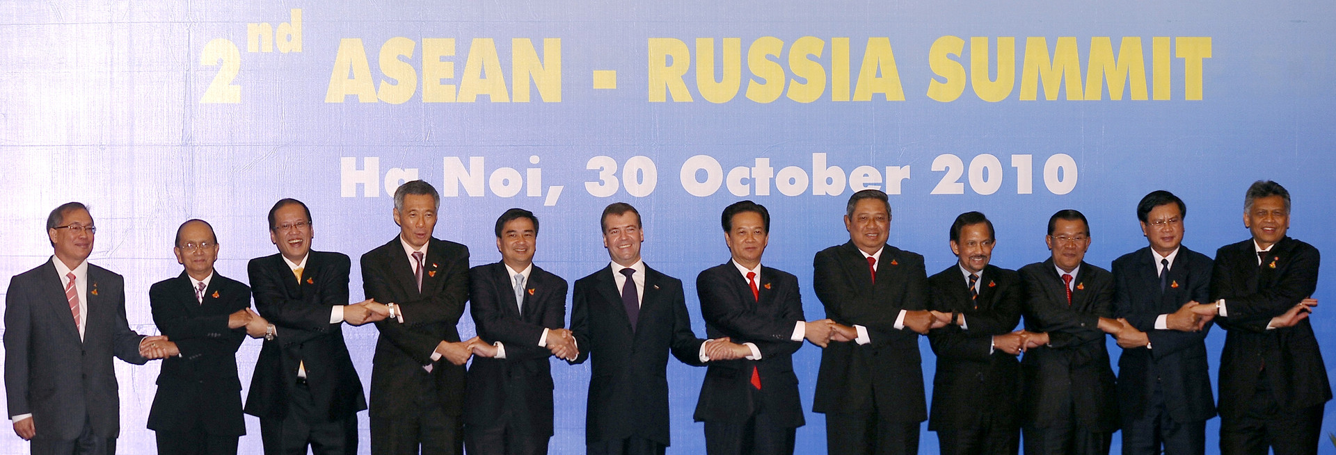 Trump et Medvedev troublent la traditionnelle photo de famille de l'Asean à Manille (IMAGES)