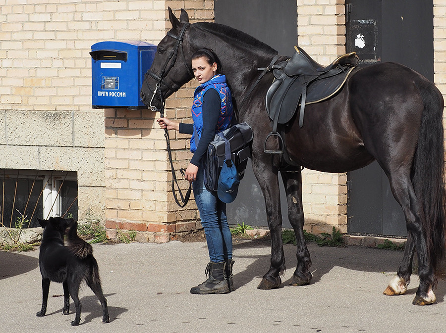 Une factrice à cheval russe sera le visage en Chine du site de commerce AliExpress (IMAGES)