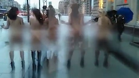 Par zéro degré, des jeunes filles russes manifestent nues... pour Harvey Weinstein