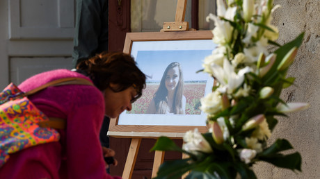 Une femme écrit un message de condoléances à la cérémonie en hommage à Mauranne, assassinée par un assaillant islamiste à Marseille le 1er octobre.