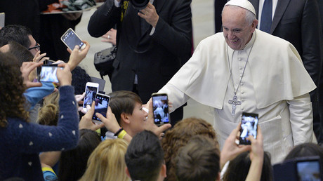 «La messe, ce n'est pas un spectacle» : quand le pape demande aux évêques de poser leurs smartphones