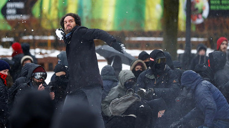 Lacrymogène et boules de neige : nationalistes et antifas se heurtent à la police à Québec (IMAGES)