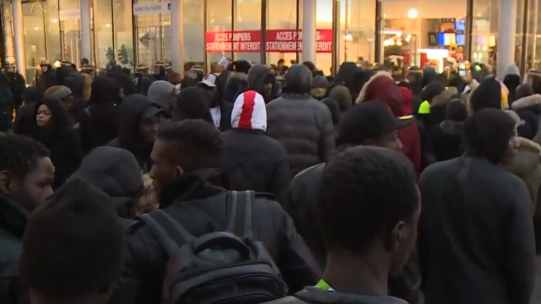 Paris/Gare du Nord: le rassemblement pour le migrant dealer mort étouffé avec ses pochons de crack  5a242449488c7b1e4d8b456b