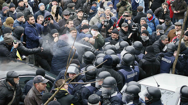 Libéré d'une voiture de police par ses soutiens à Kiev, Saakachvili appelle à chasser Porochenko