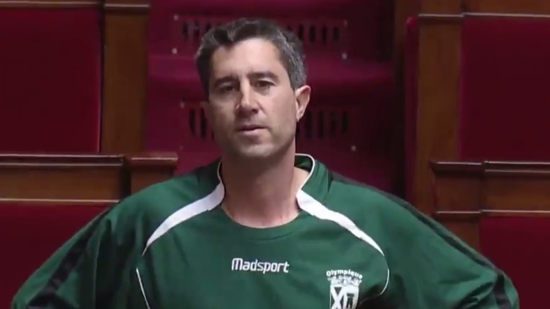«Un raisonnement de trader» : en maillot de foot, Ruffin interpelle la ministre des Sports (VIDEO)
