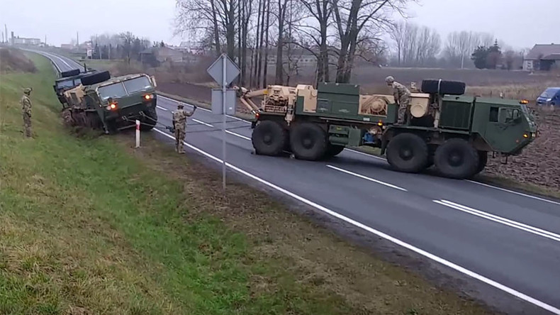 Une dépanneuse vole au secours de l'armée américaine, embourbée sur les routes polonaises (VIDEOS)