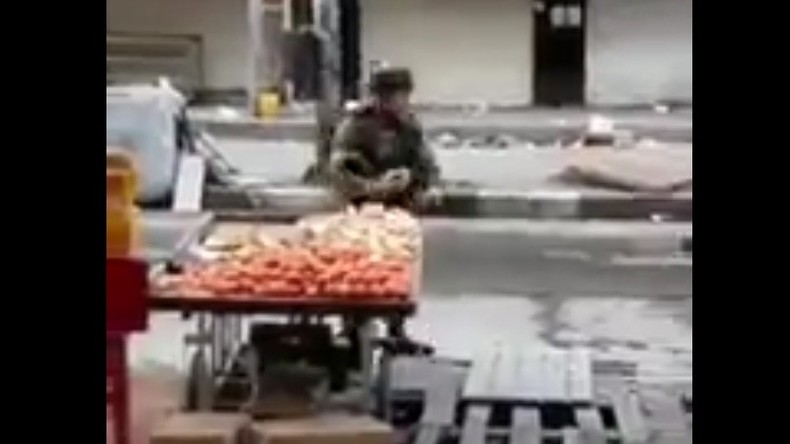 Un soldat israélien pris en flagrant délit de vol à l'étalage en Palestine, Tsahal condamne (VIDEO)